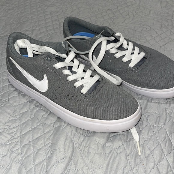 COPY - BRAND NEW NIKE SIZE 7.5 - Picture 1 of 4